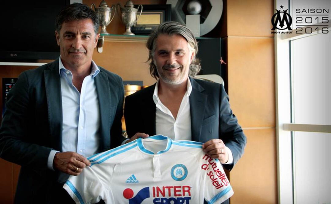 Michel (izquierda) junto al presidente del Marsella (derecha) en su presentación como DT. Tomada de: @OM_Officiel