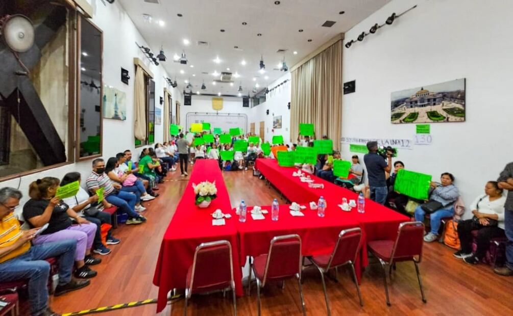 En el salón de usos múltiples, los más de 200 locatarios duermen en sillas o en el suelo, optimizan los dos garrafones de agua que el gobierno les ofrece al día y continúan en espera de una solución a su problemática. Foto: Especial