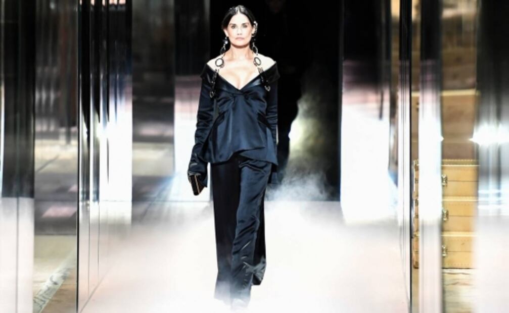 Demi Moore "estrena" rostro" en desfile de moda
