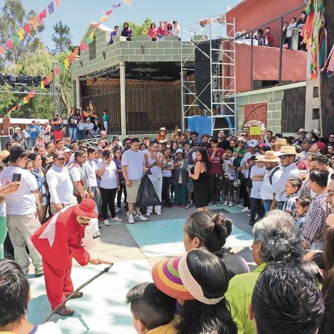 Decenas de personas, principalmente jóvenes, se reunieron en la avenida Juárez, en la colonia Cuajimalpa, para ser golpeadas en las pantorrillas, como parte de la conmemoración de la Semana Santa en esta alcaldía. FOTOS: EDUARDO HERNÁNDEZ. EL UNIVERSAL