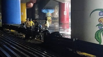 Colapsa barda de contención del Tren Suburbano tras lluvias en Tlalnepantla; bomberos y elementos de Protección Civil laboran en la zona
