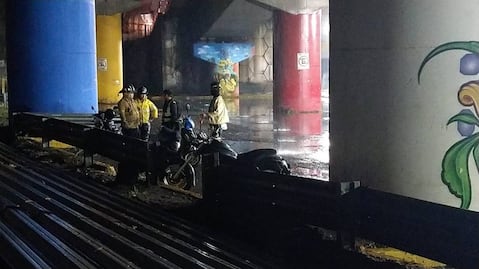 Colapsa barda de contención del Tren Suburbano tras lluvias en Tlalnepantla; bomberos y elementos de Protección Civil laboran en la zona