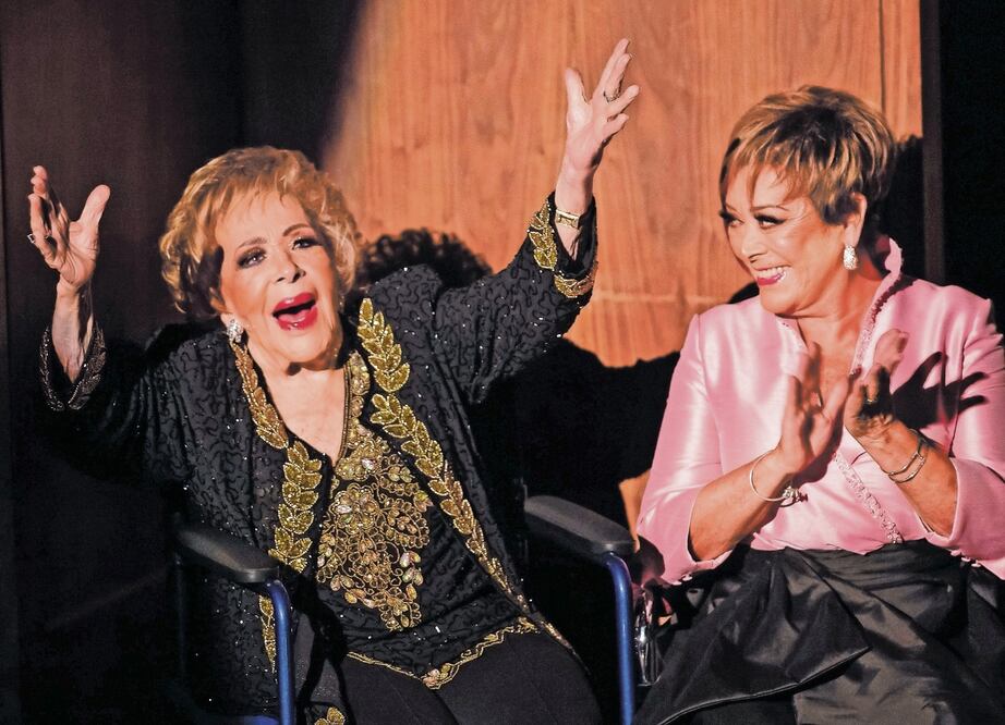 La actriz, quien aparece aquí con su hija Sylvia Pasquel, debe descansar y evitar reuniones por ahora, según las instrucciones de su médico. Foto: EFE