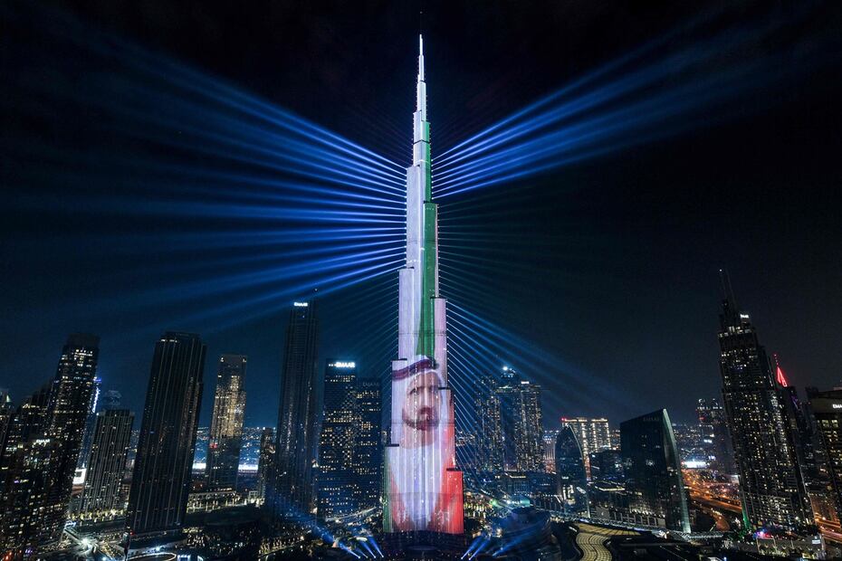 El emblemático rascacielos Burj Khalifa, el edificio más alto del mundo, está iluminado en una imagen que muestra al gobernante de Dubai, el jeque Mohamed bin Rashid al-Maktoum, en Dubái a la medianoche de la víspera de Año Nuevo. Foto: AFP