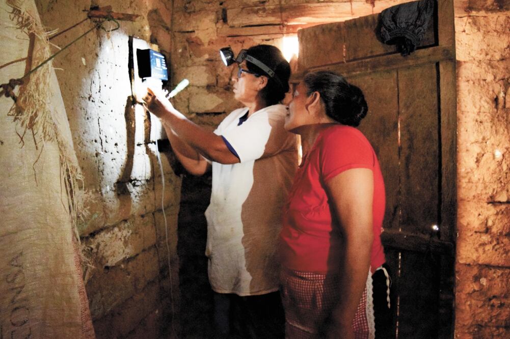 A Norma le llevó 29 horas de viaje en lancha, taxi, autobuses, camioneta y hasta en caballo para llegar a Paso del Tigre, donde apoyó a las familias con paneles solares gratuitos, cuyo costo en el mercado es de 35 mil pesos. (FOTOS: ROSELIA CHACA. EL UNI)