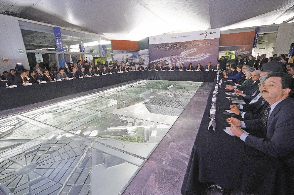 Imagen de la presentación de las licitaciones para el nuevo aeropuerto en julio de este año. La OCDE plantea instaurar mecanismos robustos de promoción de la integridad para todas las personas que participan en el proyecto (ARCHIVO EL UNIVERSAL)