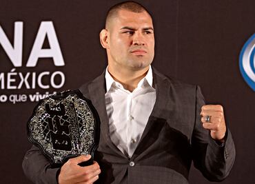 Caín Velásquez es arrestado; se le acusa de intento de asesinato