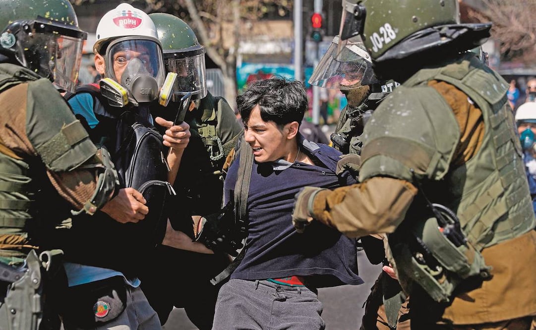 El presidente Boric dio un giro al centro, mientras estudiantes exigían mejor educación. Foto: Javier Torres/ AFP.
