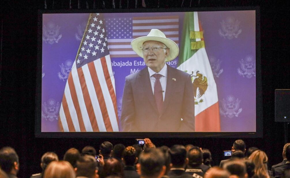 En pantalla, el embajador de los Estados Unidos de América, Ken Salazar brinda un mensaje a los graduados de la capacitación de la policía. Foto: Hugo Salvador/ EL UNIVERSAL