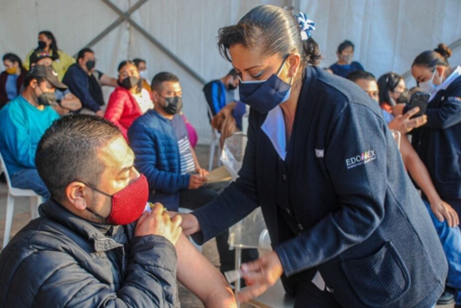 Vacunan contra Covid-19 a 16 mil 500 treintañeros en Valle de Chalco 