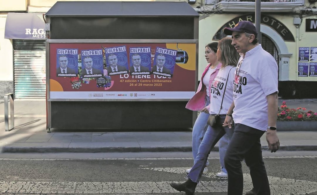 En algunos puntos del Centro se colocaron carteles alusivos a la culpabilidad de García Luna y la responsabilidad de Calderón.