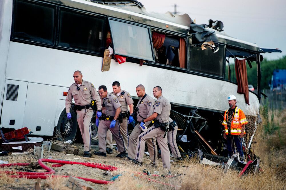 Agentes de la Patrulla de Caminos de California inevstigan el choque de un autobús en la carretera 99, entre Atwater y Livingston, California  (Foto: AP)