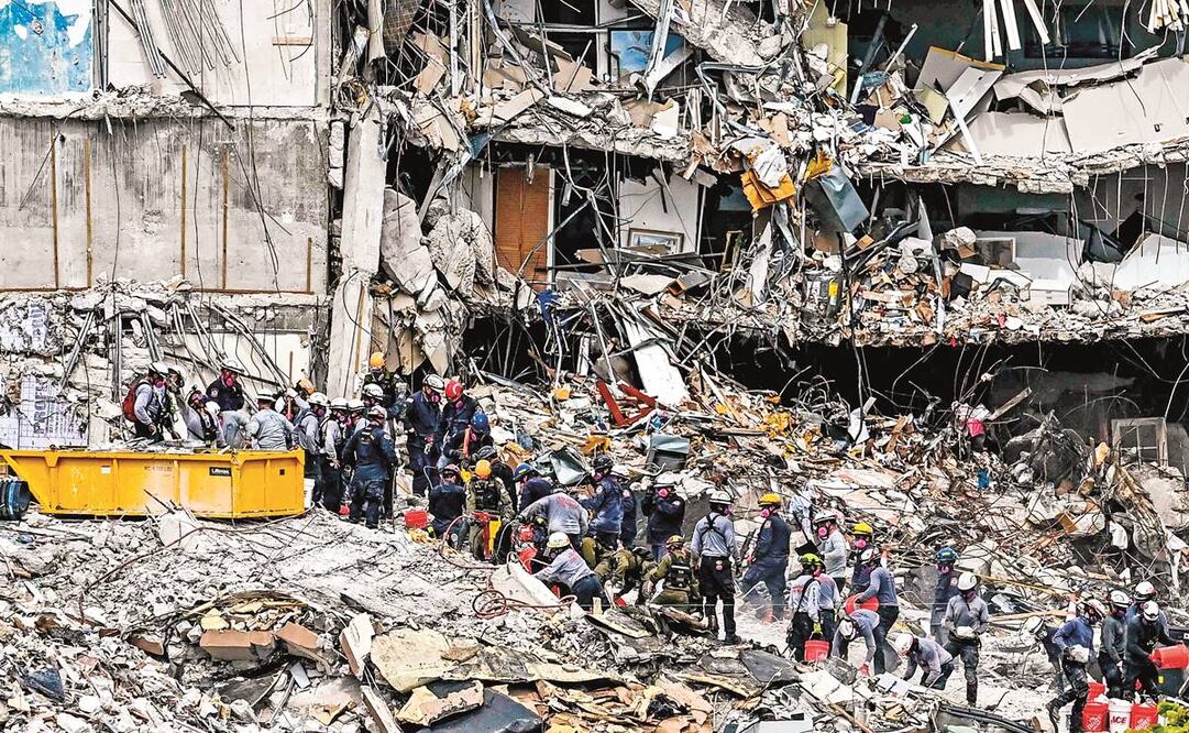 Equipos de búsqueda y rescate, en el edificio de condominios Champlain Towers, parcialmente derrumbado, en Surfside, Florida. Foto: Chandan Khanna. AFP