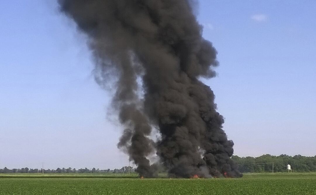 Columnas de humo se elevan del lugar donde cayó un avión militar cerca de Itta Bena, Mississippi. FOTO: AP