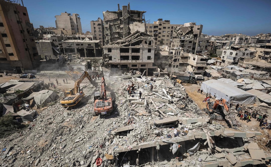 El edificio, bombardeado varias veces en 2024 y 2025, se derrumbó en plena noche mientras decenas de personas que habían encontrado allí un refugio improvisado dormían Foto: AFP