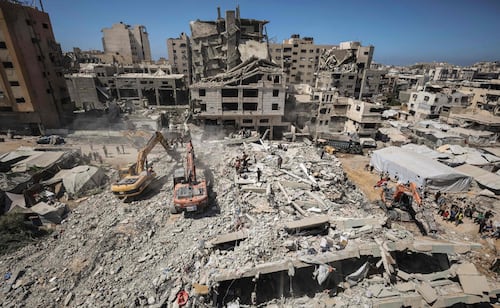 Derrumbe de edificio en Gaza deja 20 muertos y decenas de desaparecidos; inmueble quedó dañado tras ataques por la guerra