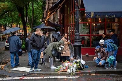 Flores y cartas en el edificio de “Friends” para recordar a Matthew Perry