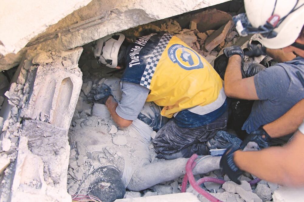La Defensa Civil aseguró que sus equipos continúan “sin descanso” las labores de rescate entre los escombros del edificio. (AP)