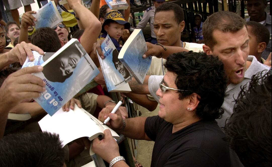 Maradona, firmando copias de "Yo soy el Diego, el de la gente" en el Festival Internacional del libro de la Havana. Foto: AP Photo/Cristobal Herrera