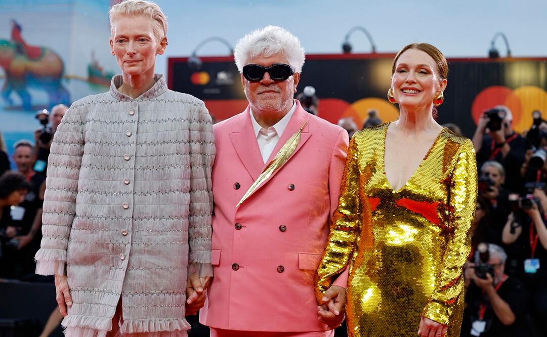 La actriz británica Tilda Swinton, el director Pedro Almodóvar y la actriz Julianne Moore a su llegada a la premiere de 'La habitación de al lado' en el festival de Venecia. EFE/ Fabio Frustaci