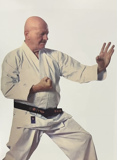 Manuel Mondragón y Kalb, practicando karate do. Foto: Historia del karate en México.