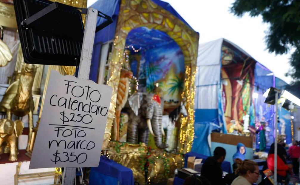 Precios para sacarse la foto del recuerdo con los Reyes Magos (05/01/2026). Foto: Diego Simón / EL UNIVERSAL