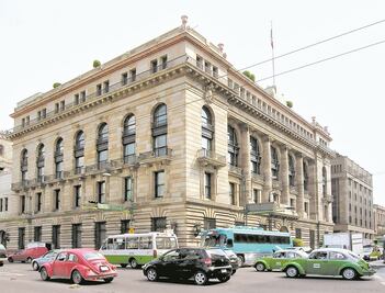 Hay un severo deterioro económico, alerta Banxico; ve riesgo de rebrote de Covid