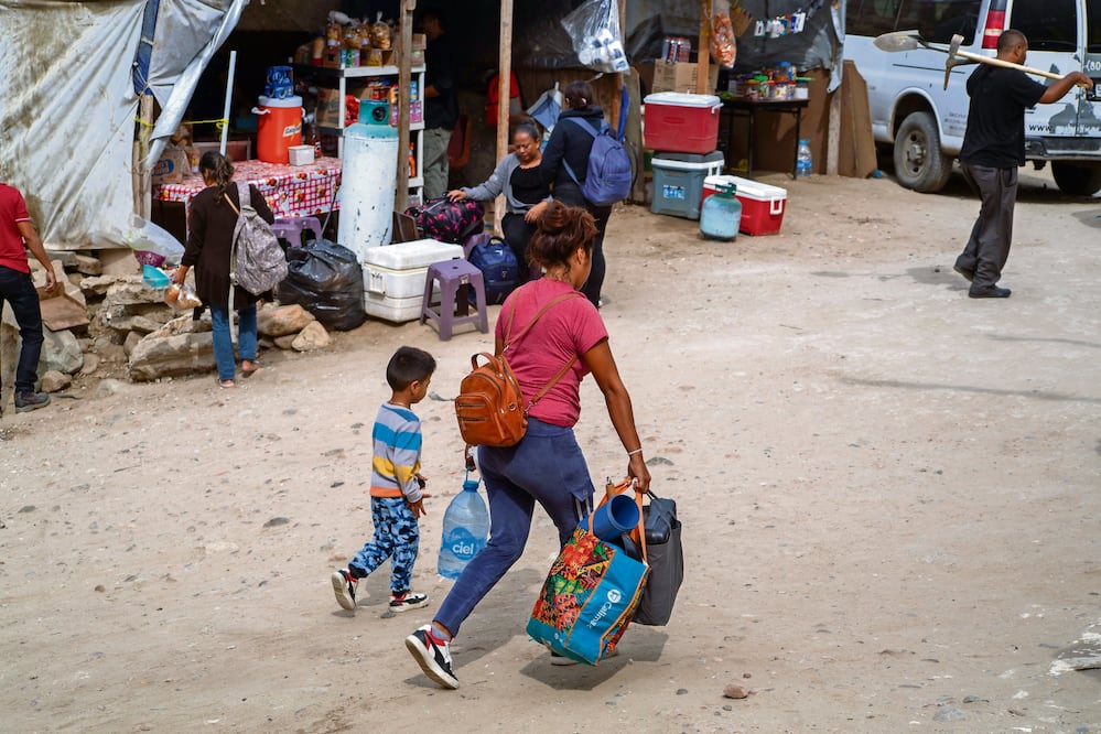 Migrantes en albergue Embajadores de Jesús preparandose con insumos para huracán Hilary - 19 agosto 2023, Tijuana, BC México Foto: Aimee Melo/EL UNIVERSAL