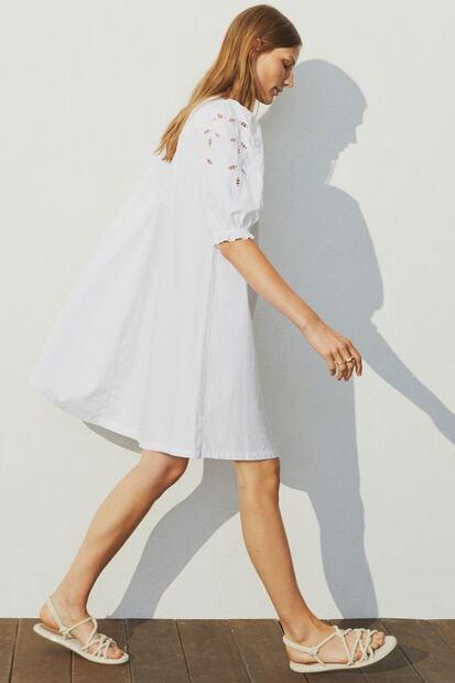 Renata Notni tiene el vestido que todas queremos llevar en este verano 