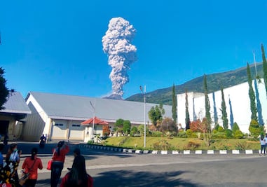 Volcán Merapi en Indonesia entra en erupción y provoca evacuación