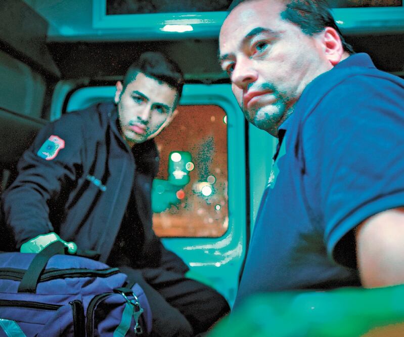 Familia de medianoche muestra la labor en una ambulancia. Foto: CORTESÍA