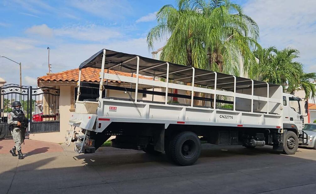 En la zona resguardada por militares, grúas de la Secretaría de Seguridad Pública y Tránsito municipal (12/08/2025). Foto: Especial