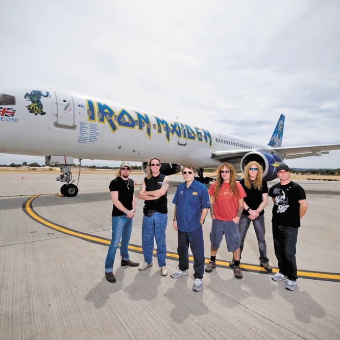 Iron Maiden posa frente al avión Ed Force One. FOTO: ARCHIVO