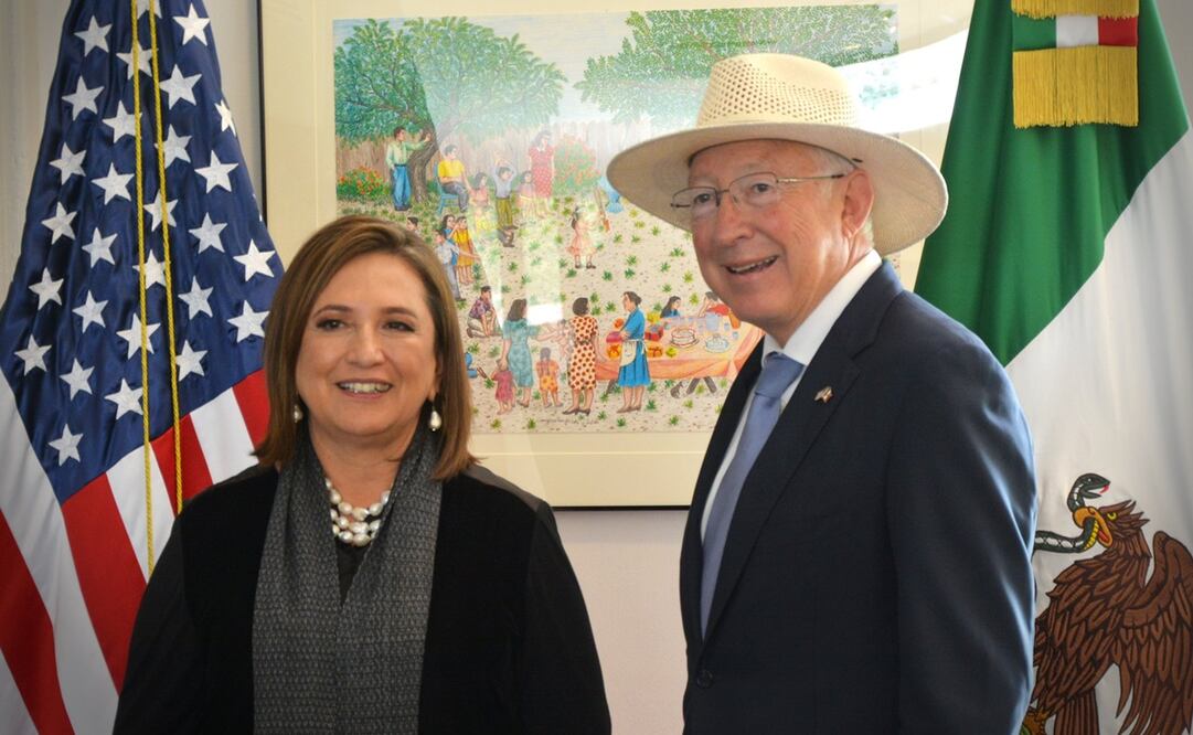 El embajador de Estados Unidos en México, Ken Salazar, se reunió con la precandidata presidencial de la alianza opositora, Xóchitl Gálvez. Foto: X @USAmbMex