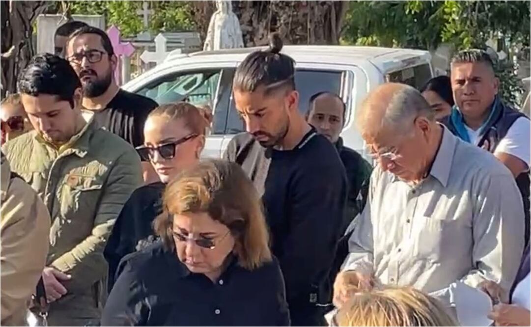 Rodolfo Pizarro en el funeral de su tía. FOTO: ESPECIAL
