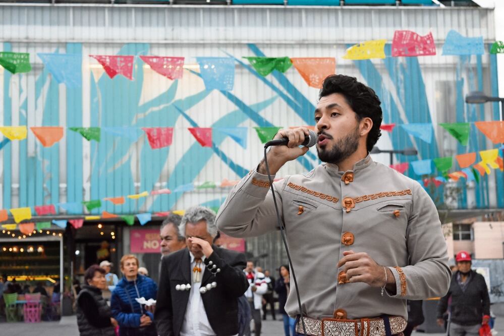 A pesar de la lluvia y el frío, familias y turistas acudieron a la Plaza Garibaldi para festejar el Día del Músico. Foto: Eduardo Castañeda / EL UNIVERSAL