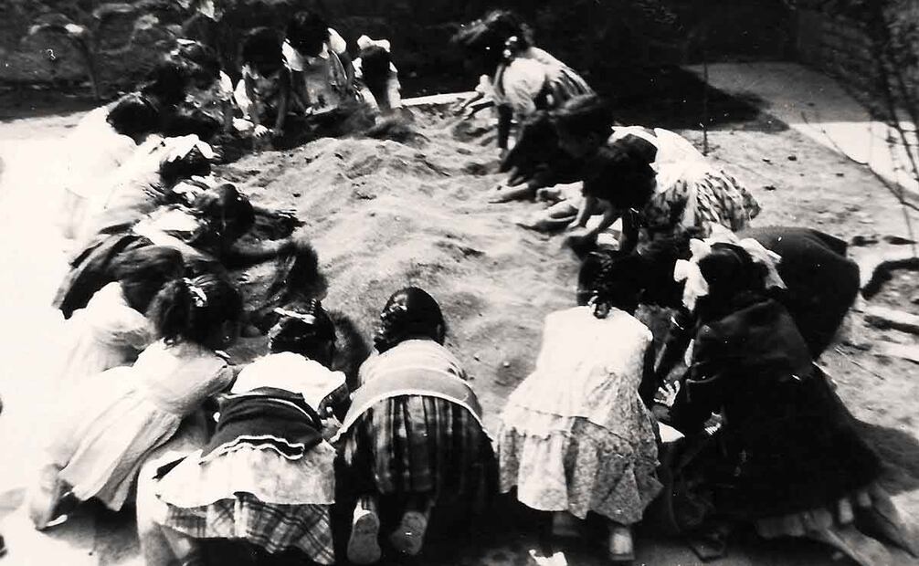 Un grupo de niños juegan con la arena del Jardín de Niños ubicado en la Colonia Federal, Ciudad de México en 1959. Foto: Especial.