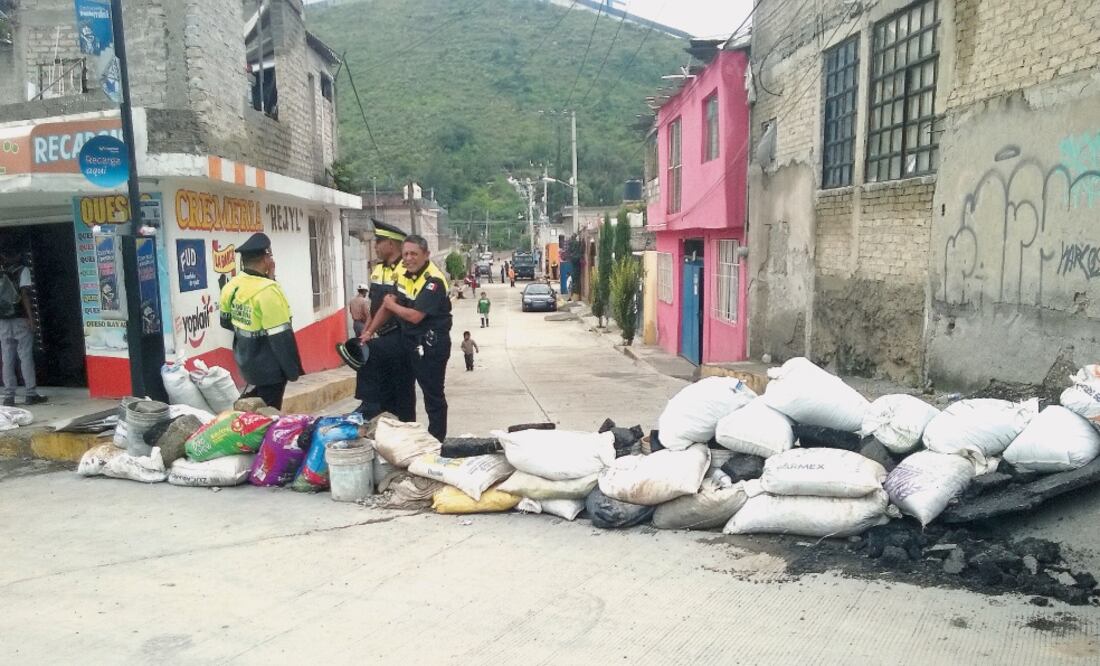 En un intento por detener el avance de las aguas de la presa, vecinos colocaron costales en algunas calles, los cuales no fueron suficientes. (JUAN M. BARRERA. EL UNIVERSAL)