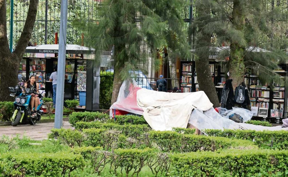 Personas en situación de calle han instalado sus campamentos en las áreas verdes de la plaza. Foto: Santiago Cadena/El Universal