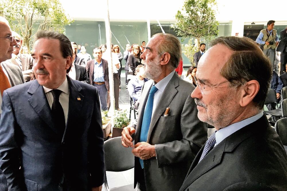 El coordinador de los senadores del PRI, Emilio Gamboa Patrón; el ex candidato presidencial Diego Fernández de Cevallos, y el diputado y ex presidente del PAN, Gustavo Madero (JUAN ARVIZU. EL UNIVERSAL)