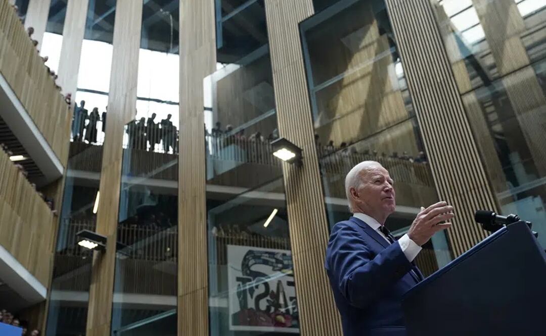 El presidente Joe Biden pronuncia su discurso de apertura en la Universidad de Ulster en Belfast, Irlanda del Norte. Foto: AP
