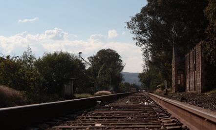 Normalistas liberan vías del tren en Michoacán: Segob