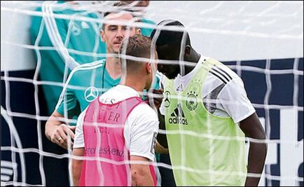 Dos jugadores de Alemania se encaran durante el entrenamiento