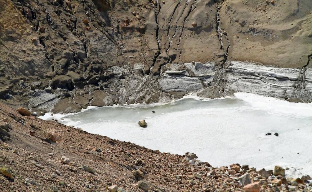 Algunos glaciares han pasado de ser gruesas capas de hielo a convertirse en socavones con pequeños charcos de lodo. Foto: Santiago Reyes / EL UNIVERSAL