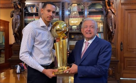 AMLO presume reunión Juan Toscano y el trofeo de campeón de la NBA