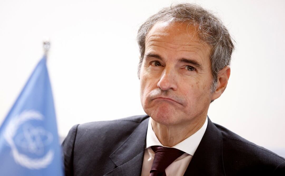 El Director General del Organismo Internacional de Energía Atómica (OIEA), Rafael Mariano Grossi, escucha el discurso del presidente del Grupo del Banco Mundial (GBM), Ajay Banga (no aparece en la imagen), durante la firma de un acuerdo de colaboración sobre nuevas energías nucleares para el desarrollo en la sede del GBM en París, Francia, el 26 de junio de 2025. Foto: EFE