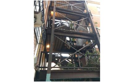 Se desploma segundo piso de un edificio en la Morelos