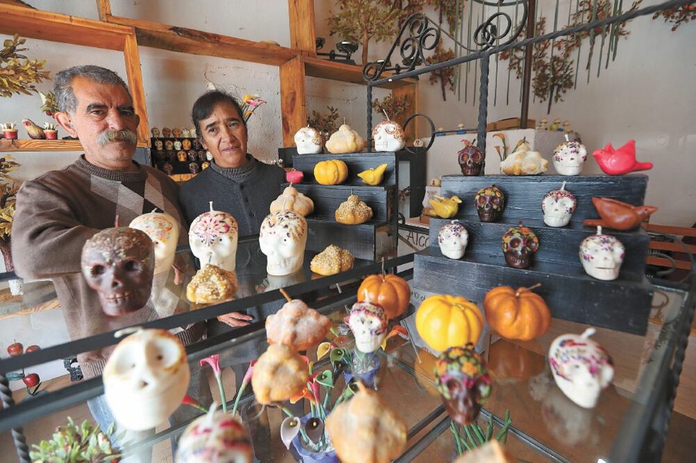 El artesano se dice orgulloso de elaborar piezas con cera de colmena, a lo que se ha dedicado desde que era un niño. Foto: JORGE ALVARADO. EL UNIVERSAL