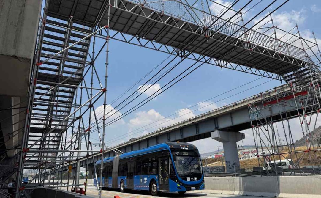 Reestablecen funcionamiento de puente peatonal en Valle de Chalco. Foto: Especiales.