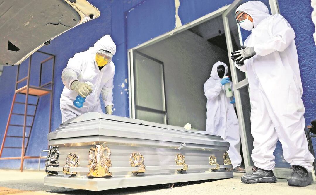 La Universidad de California publicó un estudio en el que determinó que el actuar de las autoridades mexicanas repercutieron gravemente en el número de fallecidos por Covid-19. Foto: AP